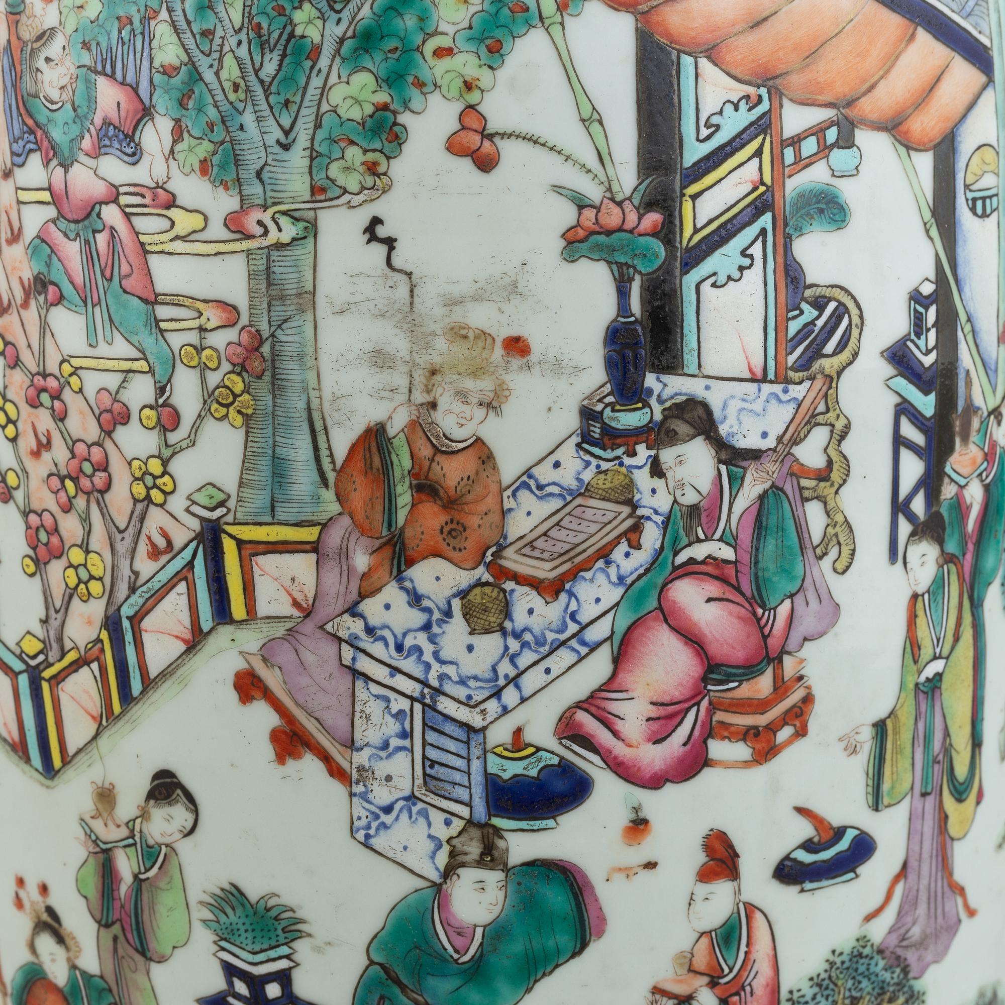 A famille verte floor vase, Qing dynasty, early 20th century.