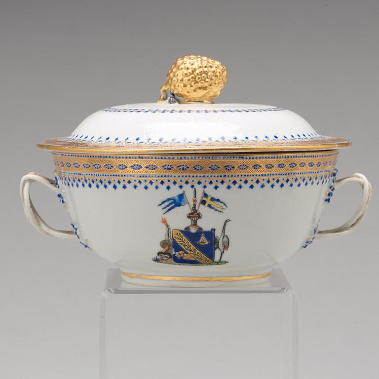 SKÅLFAT samt EQUELLE med LOCK, vapenporslin, Qingdynastin, Jiaqing 1796-1820.