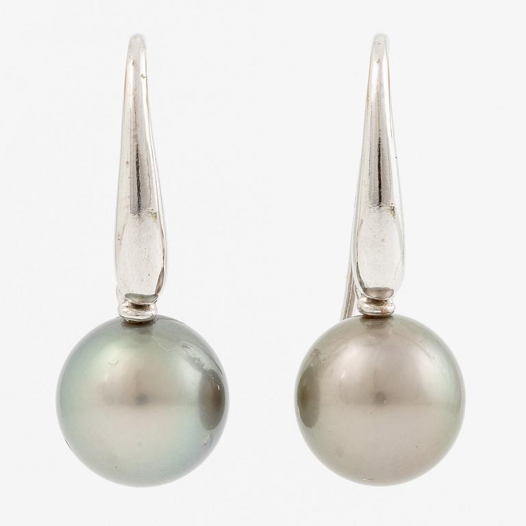 Earrings 14K white gold with cultured Tahitian pearls.