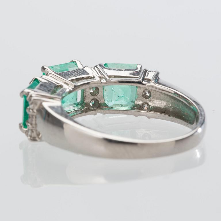 RING, platina med 3 smaragder ca 3.00 ct samt briljantslipade diamanter ca 0.25 ct. Vikt ca 6,5 g.