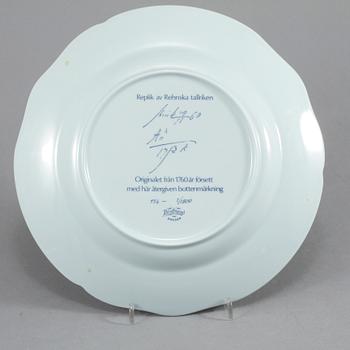 SERVISDELAR, 8 st, porslin, "Replik av Rehnska tallriken", Rörstrand, 1976.