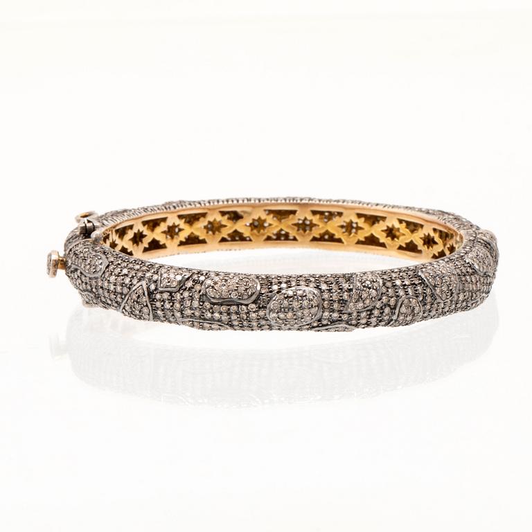 Bracelet white and yellow gold with round single-cut diamonds, Gem Palace Jaipur India.