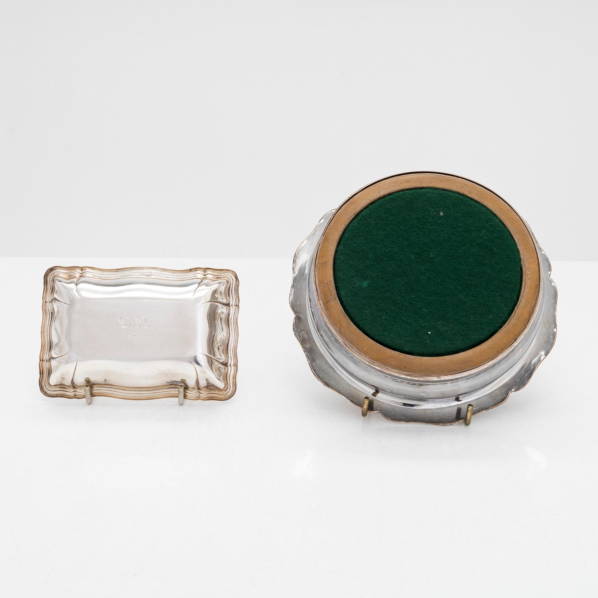 Uppläggningsfat, 4 st, och skålar, 2 st, silver, svenska, danska och finska stämplar 1918-1948, samt försilvrad coaster.