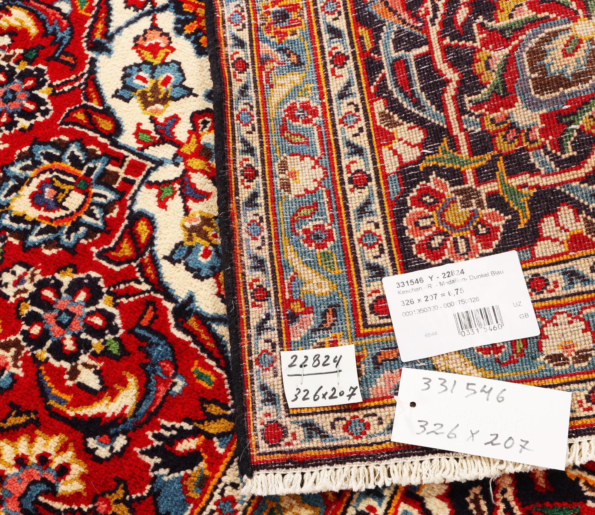 A Mahal carpet, a. 326 x 207 cm.