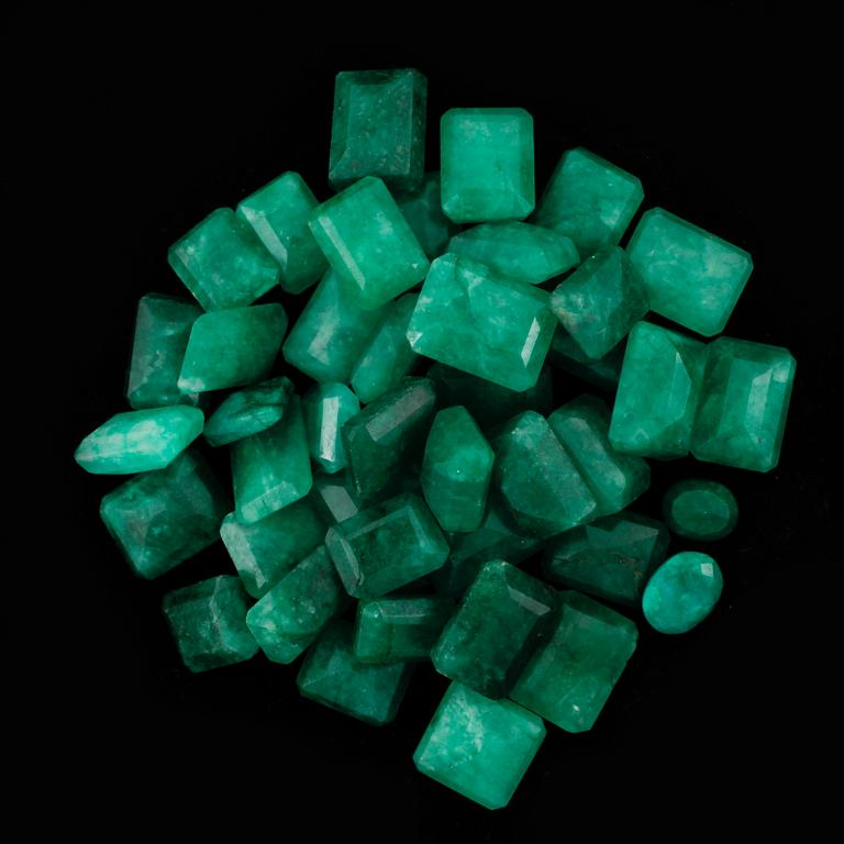 SMARAGDER, dendritiska, oinfattade, totalvikt ca98,7g.