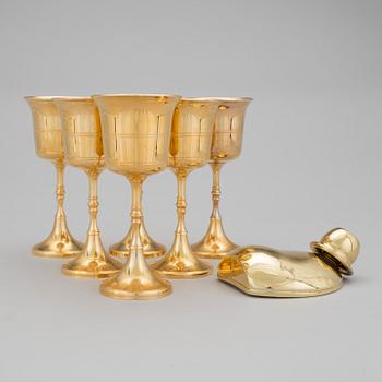 SKULTUNA, VINGLAS, 6 st, samt PLUNTA, mässing, Skultuna, 1900-talets slut.