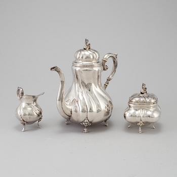 A three piece silver coffee set, mid 20th century. Total weight circa 800 gram.