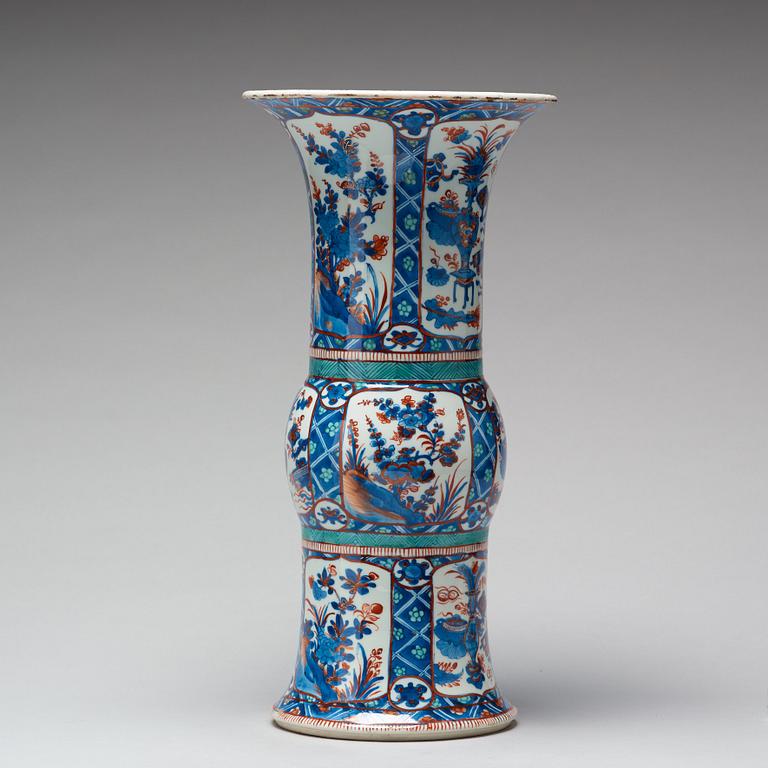 TRUMPETVAS, porslin. Qingdynastin, Kangxi (1662-1722).