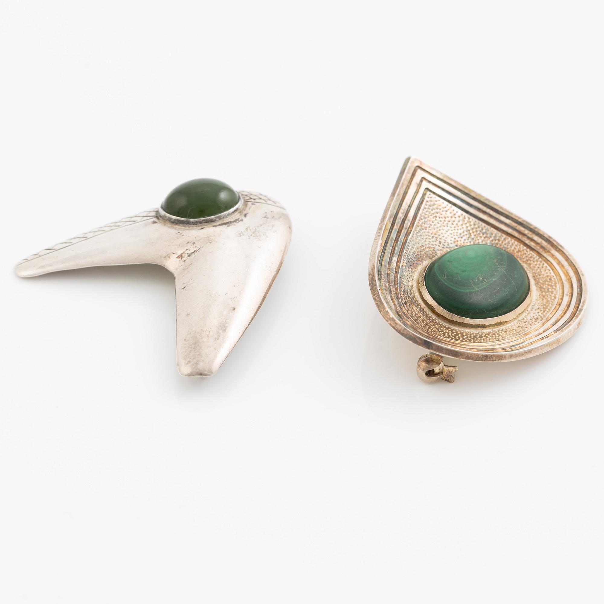 Två broscher, silver med malakit samt grön sten, Per Sköld, Stockholm 1953 och KÅPE, Växjö 1956.