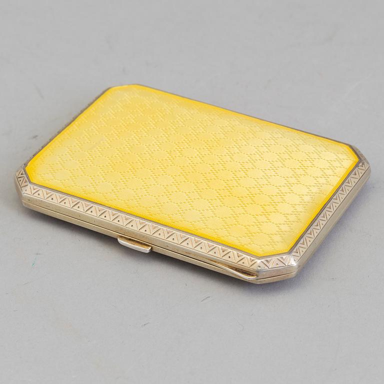 CIGARETTETUI, guillocherad emalj och sterlingsilver, engelska importstämplar, London 1927. Vikt 82 g.