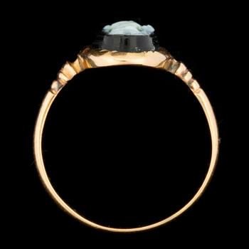 RING, 18 k guld med agat camé. Vikt ca 1,5 g.