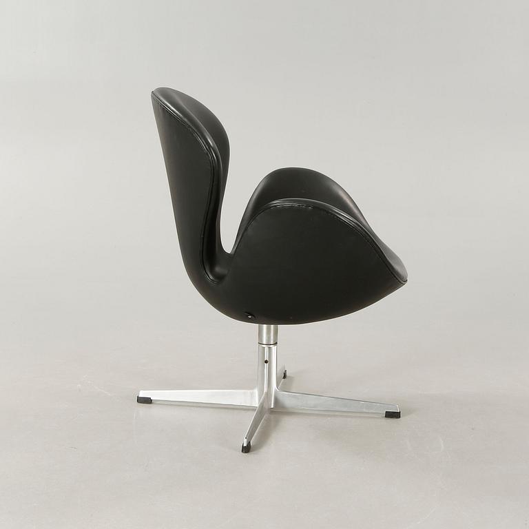 ARNE JACOBSEN, fåtölj, "Svanen", Fritz Hansen, Danmark, 1960-tal.