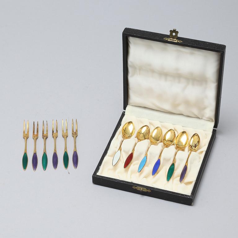 12 gilded silver spoons and small forks from Norway, around the mid 20th century.