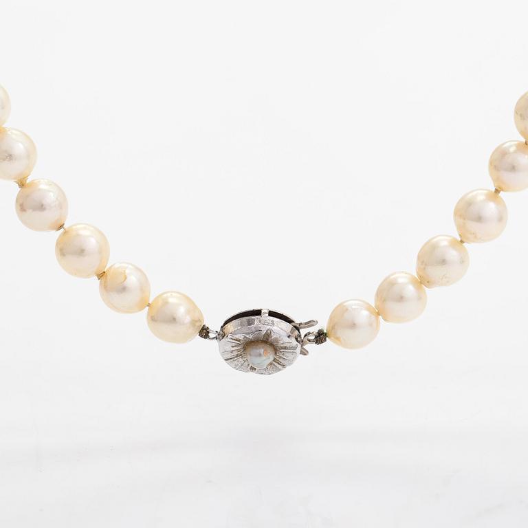 Pärlcollier, odlade pärlor och sterlingsilver.