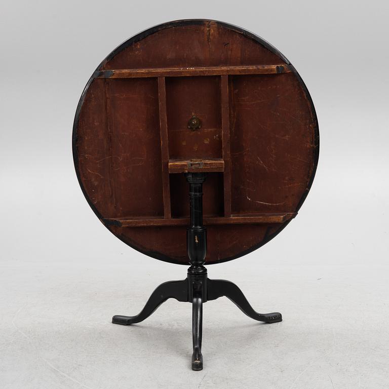 A tilt-top table, early 19th Century.