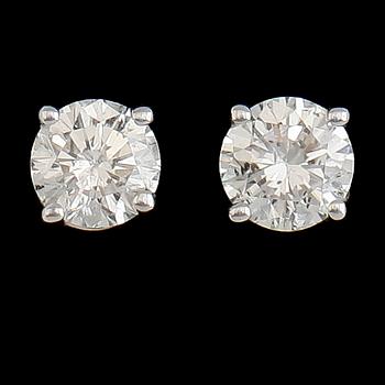 ÖRHÄNGEN, 1 par, 14 k vitguld, briljantslipade diamanter tot ca 0.33 ct. Vikt ca 0,5 g.