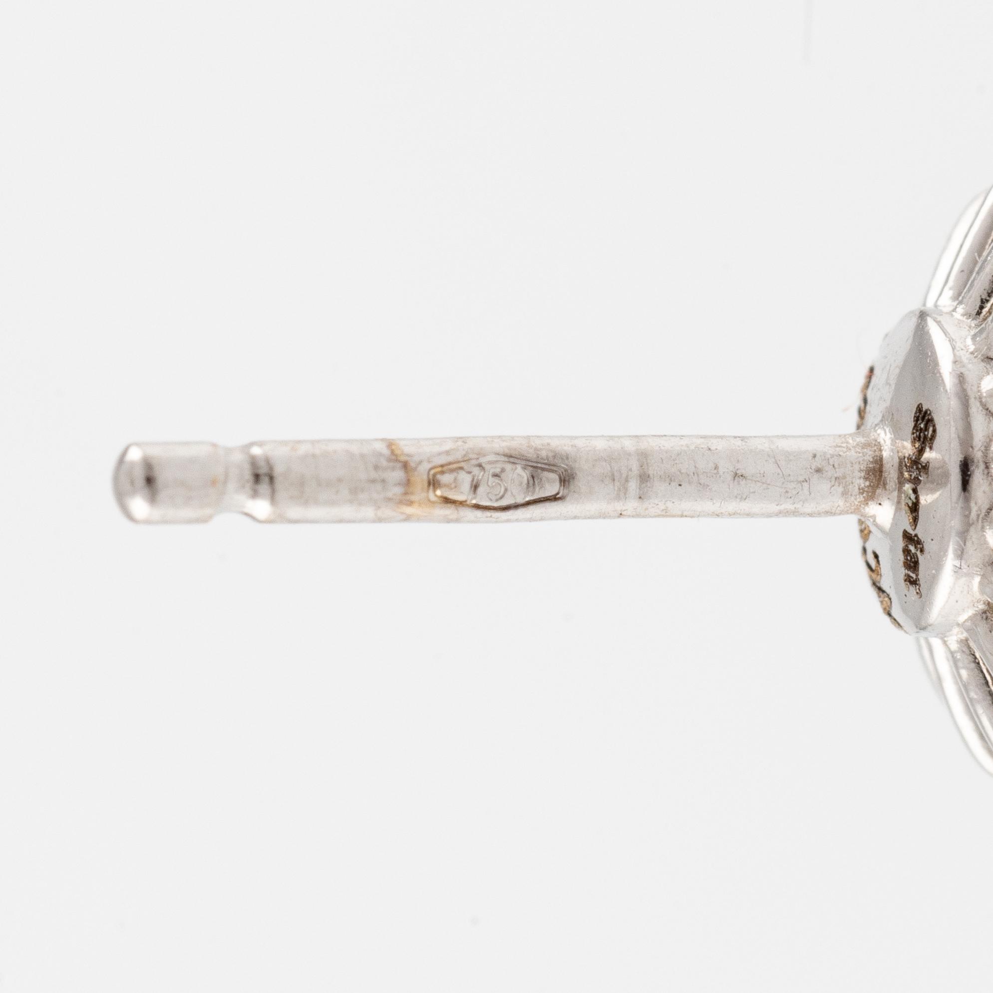 A pair of earrings in 18K white gold with round brilliant-cut diamonds.