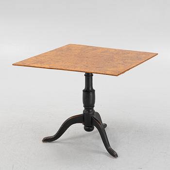 Drop-leaf table,
circa 1800.