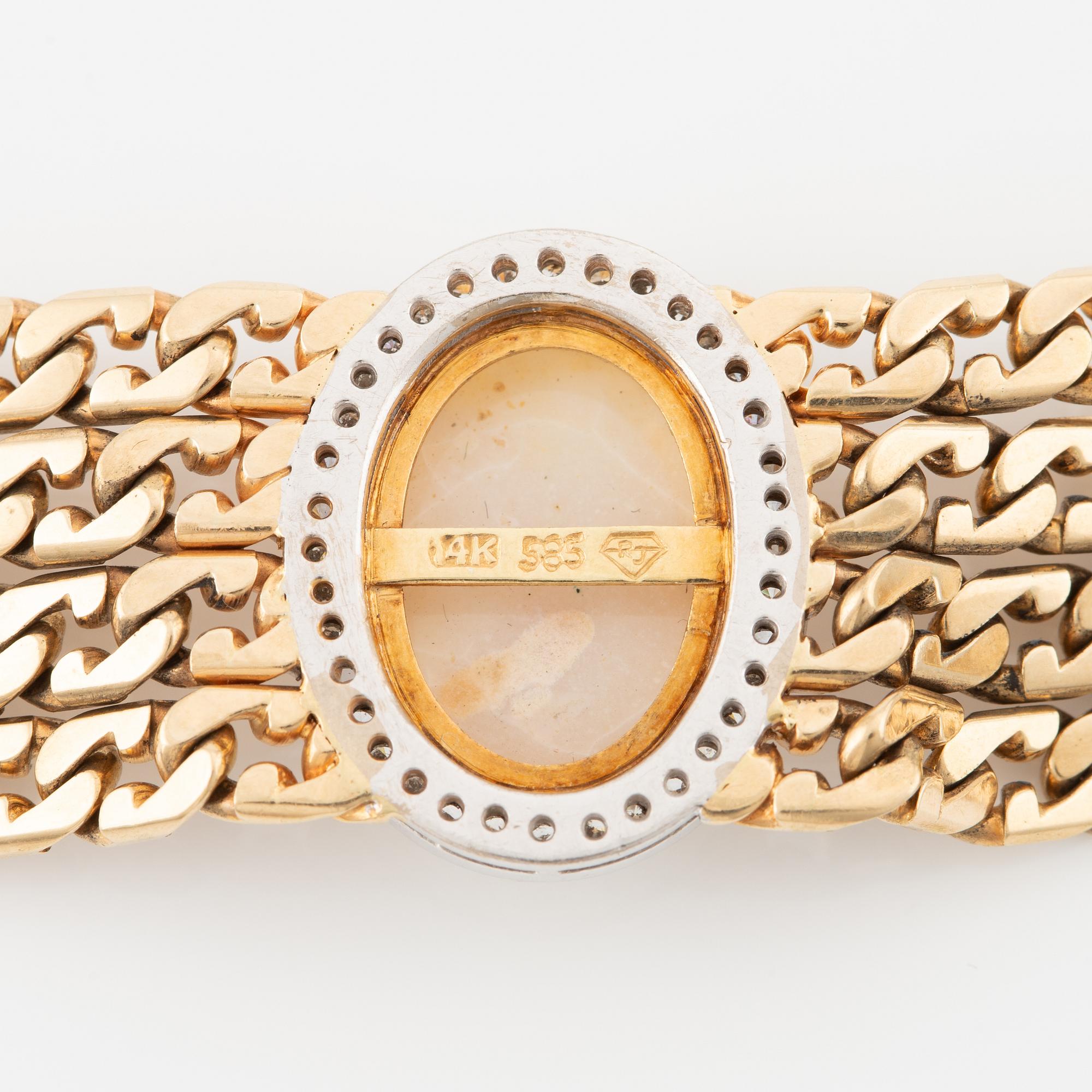 Necklace 14K gold with an opal and round brilliant-cut diamonds.