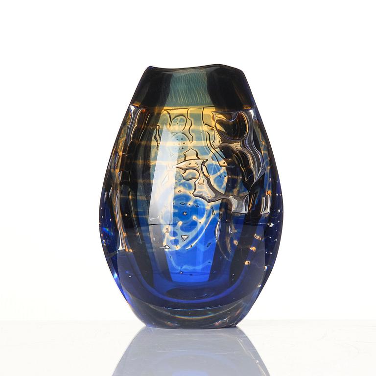 Edvin Öhrström, an ariel glass vase, Orrefors, Sweden, 1967.