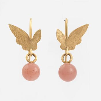 Ett par örhängen 18K guld med rosaaktig sten, i etui från Dulong.