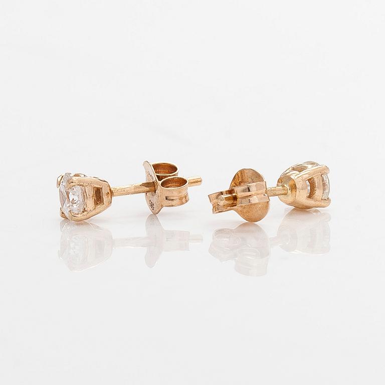 Earrings in 14K gold set with brilliant-cut diamonds.
