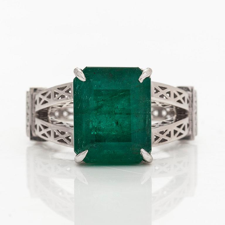 Ring, 14K vitguld, med smaragdslipad smaragd samt diamaner. IGI sertifikat medföljer.