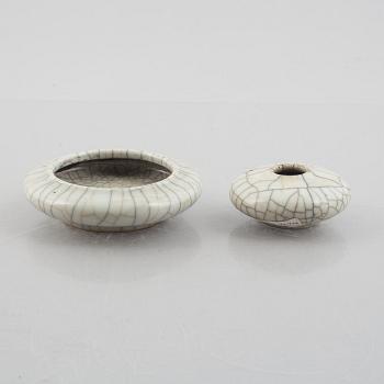 A Chinese ge glazed stoneware brush washer, a vase and two bowls, early 20th century.