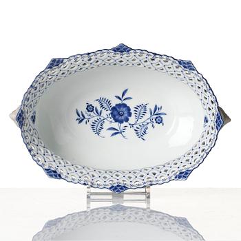 A Royal Copenhagen 'Muselmalet' / 'blue fluted full lace' jardiniere, Denmark, 1898-1923.