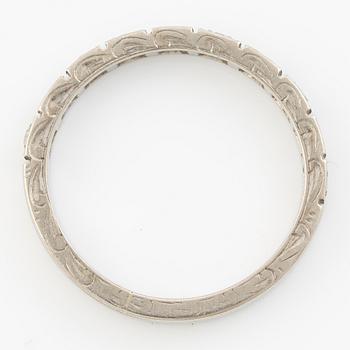 Alliance ring, 18K white gold set with small eight-cut diamonds.