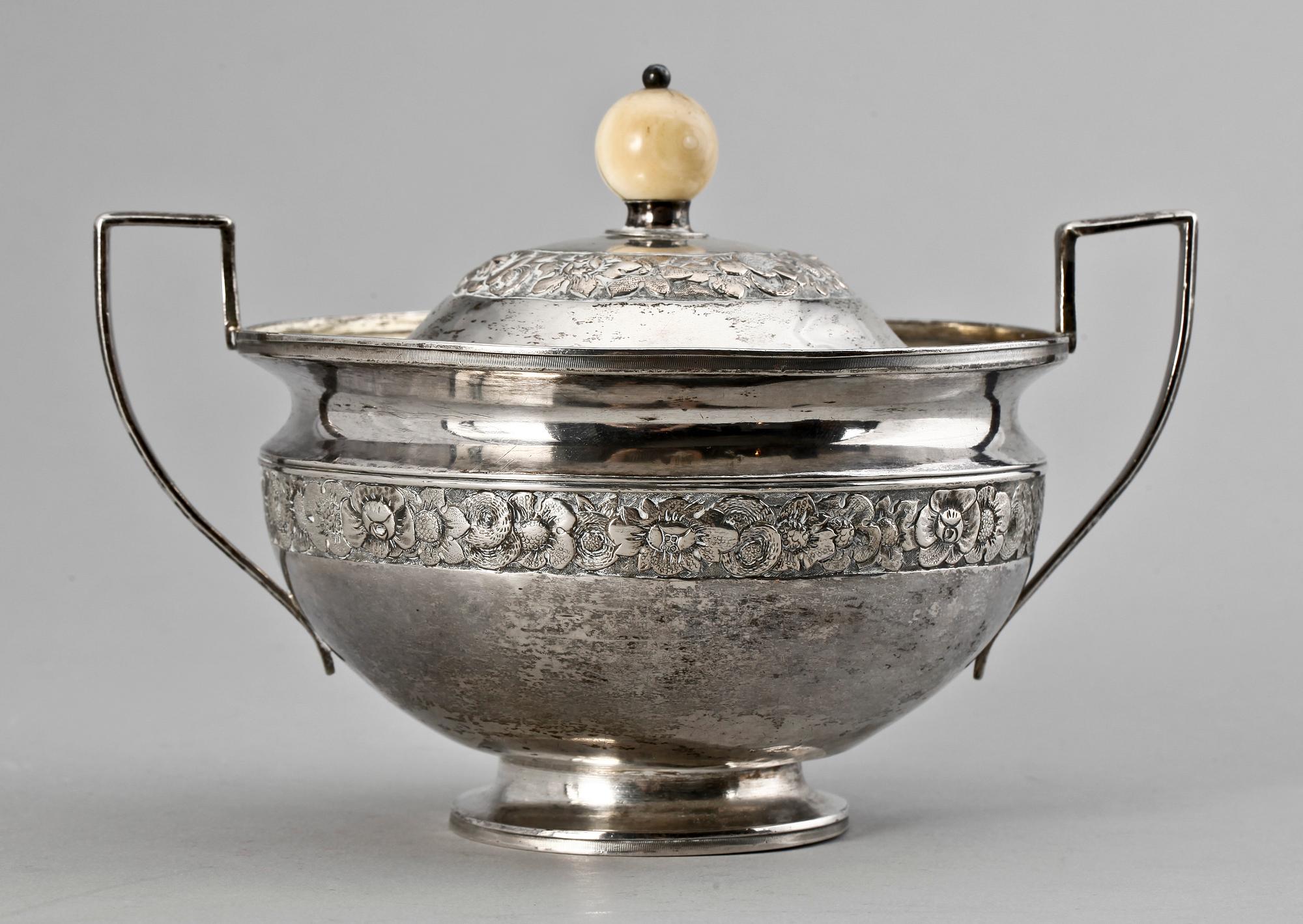 SOCKERSKÅL med LOCK, silver, A. Giergl, Szehesfehervar, Österrike/Ungern, 1826. Vikt tot 460g.