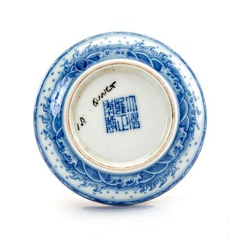 A Chinese 20th century porcelain box.