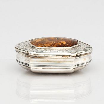 Snusdosa, delvis förgyllt silver och agat, oidentifierad mästarstämpel, mitten 1700-talet. Rokoko.