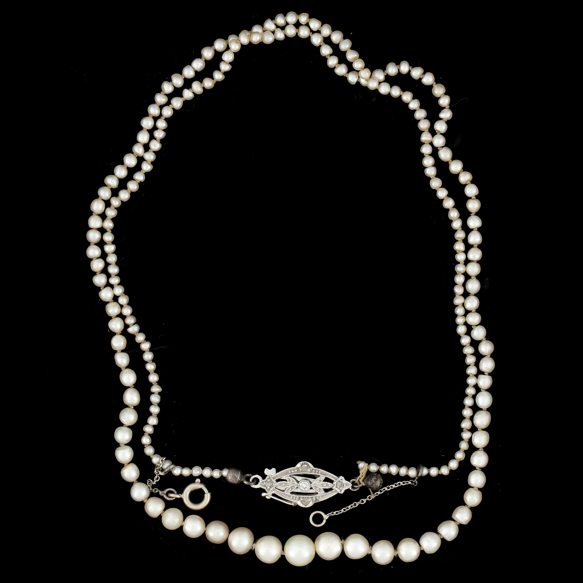 COLLIER, troligen orientaliska pärlor lås i 18k vitguld med diamanter.