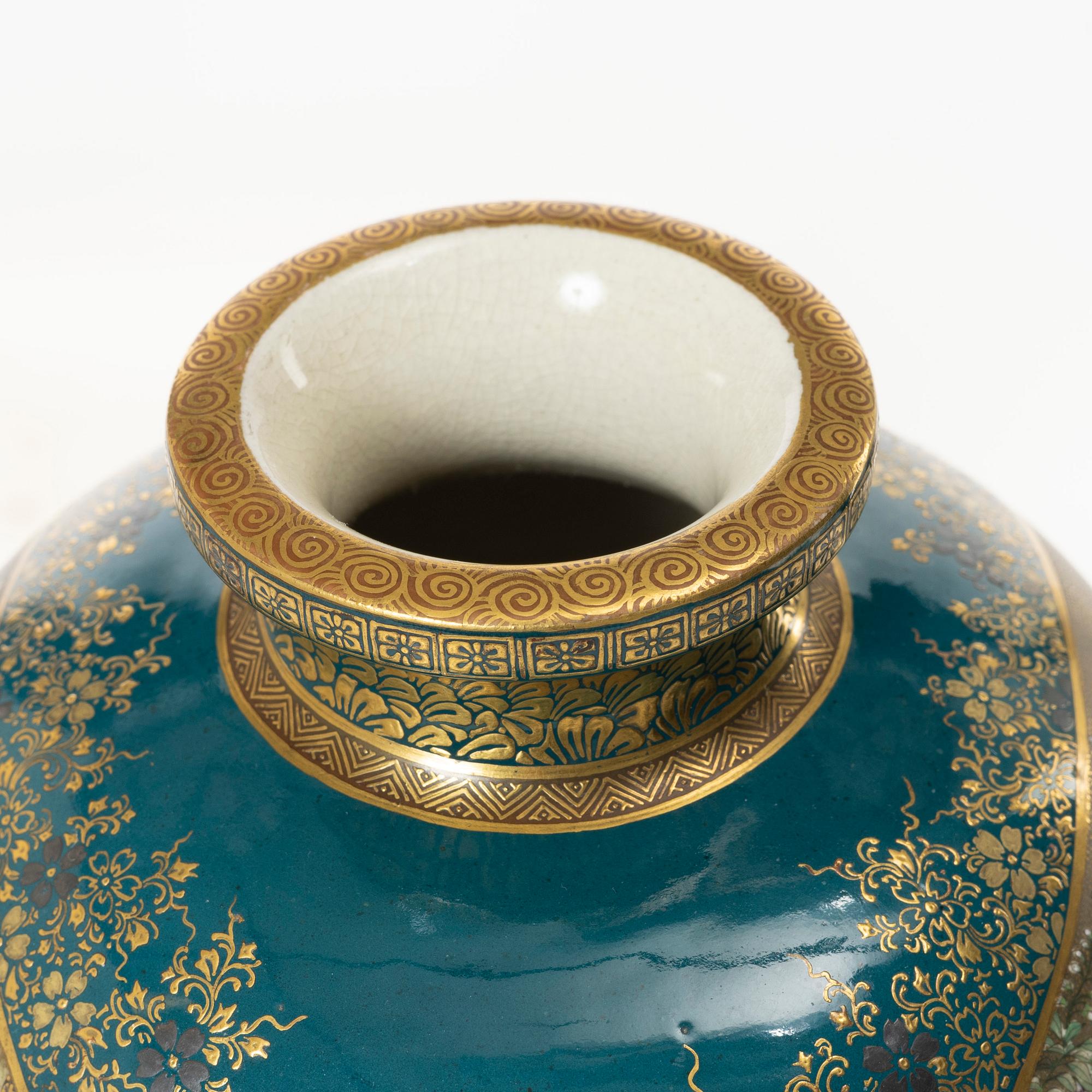 A Japanese Satsuma vase, first part of the 1900s.