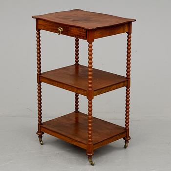 ETAGERE, omkring år 1900.
