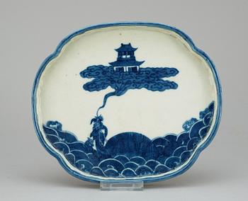 735. BRICKA, 
porslin. Troligen Japan, 1800/1900-tal, fyra karaktärers märke.