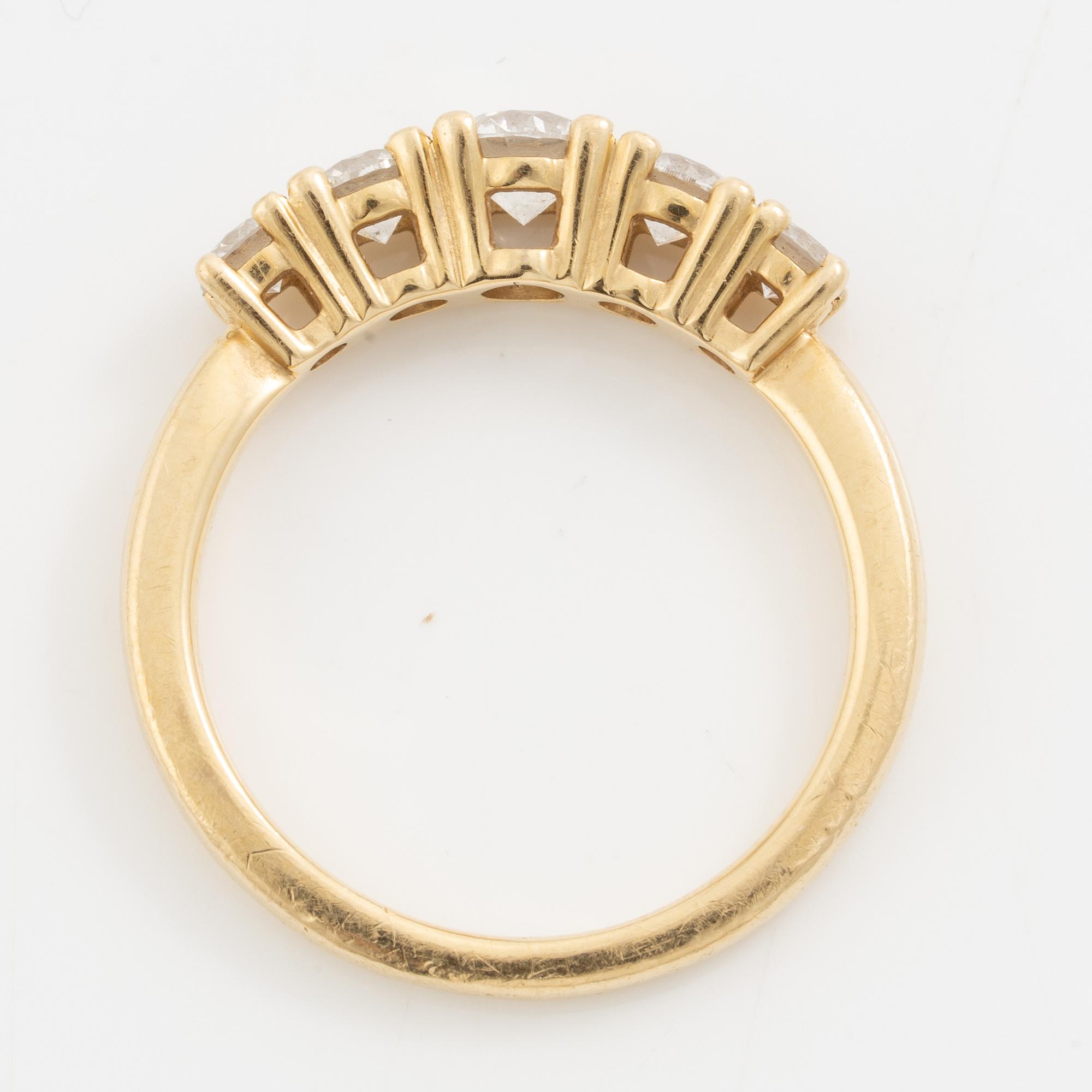 Ring in 18K gold set with five brilliant-cut diamonds, a total of 0.78 ct.