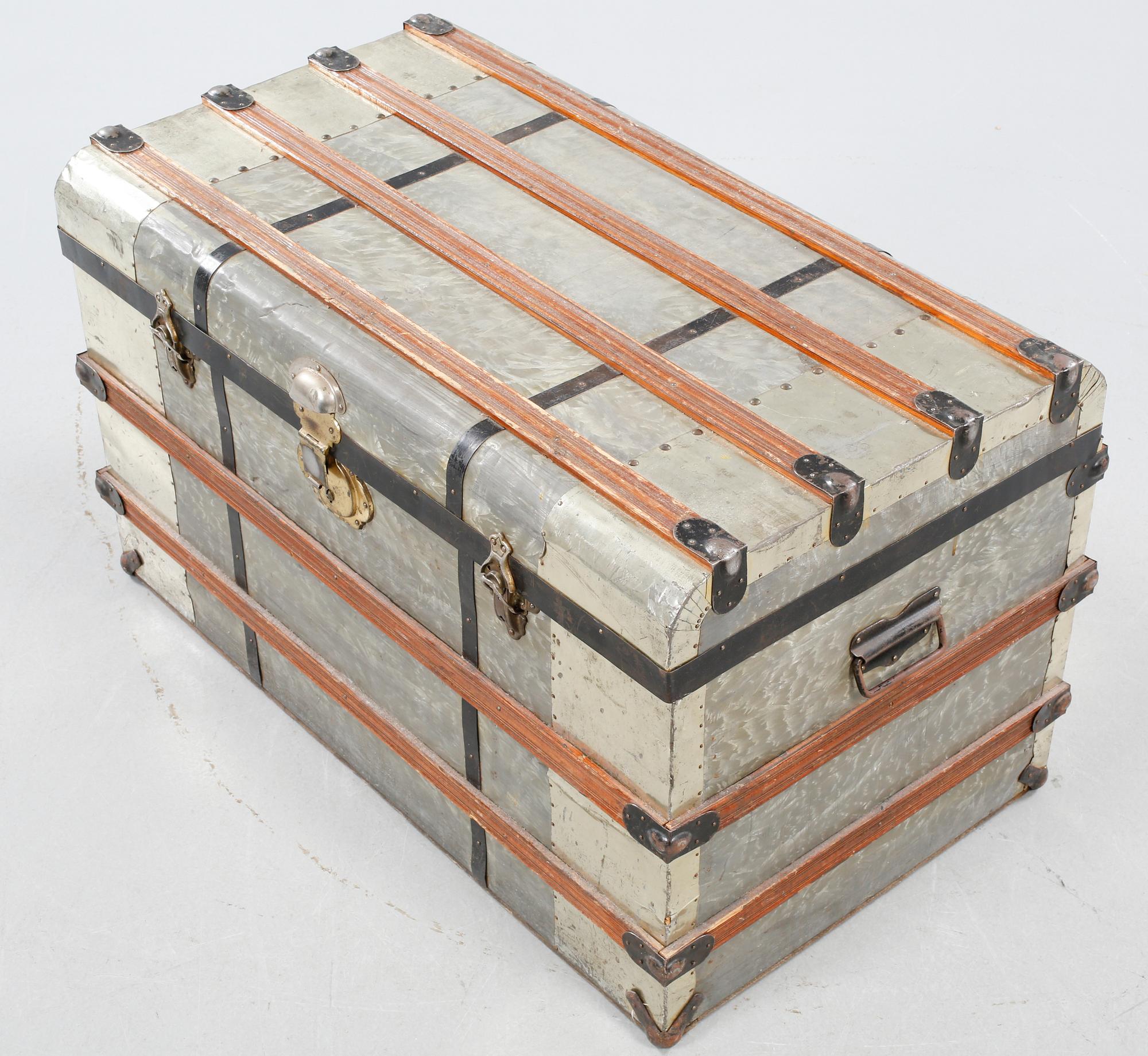 A trunk, so called American trunk, made in the first half of the 20th century.