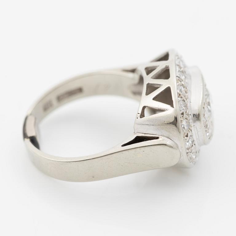 Oval-shaped 18K white gold ring with a brilliant-cut diamond and octagonal-cut diamonds.