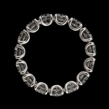 A brilliant-cut diamond eternity ring. Total carat weight circa 5. 00 cts. Quality circa G-H/SI.