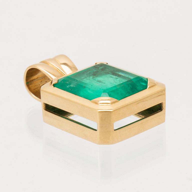 An 18K gold pendant set with an emerald-cut emerald, Schrittesser Gold & Silversmith Gothenburg.