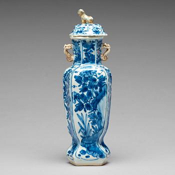 902. A blue and white vase with cover, Qing dynasty, Kangxi (1662-1722).