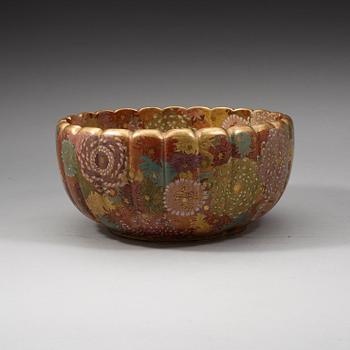 A large Japanese Satsuma bowl, Meiji period (1868-1912).