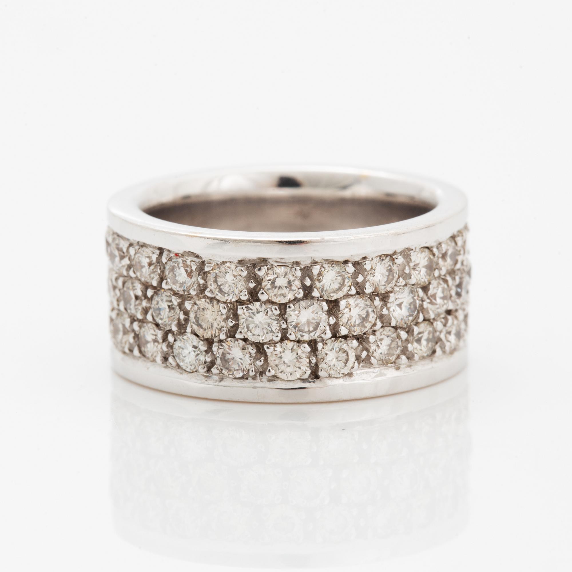 Brilliant-cut diamond ring.