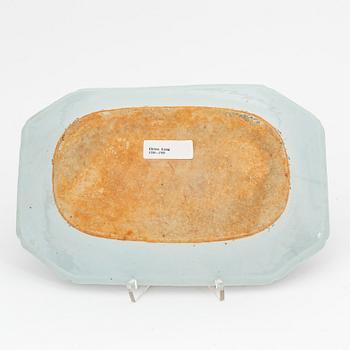 A Chinese porcelain serving dish, Qing dynasty, Qianlong (1736-1795).