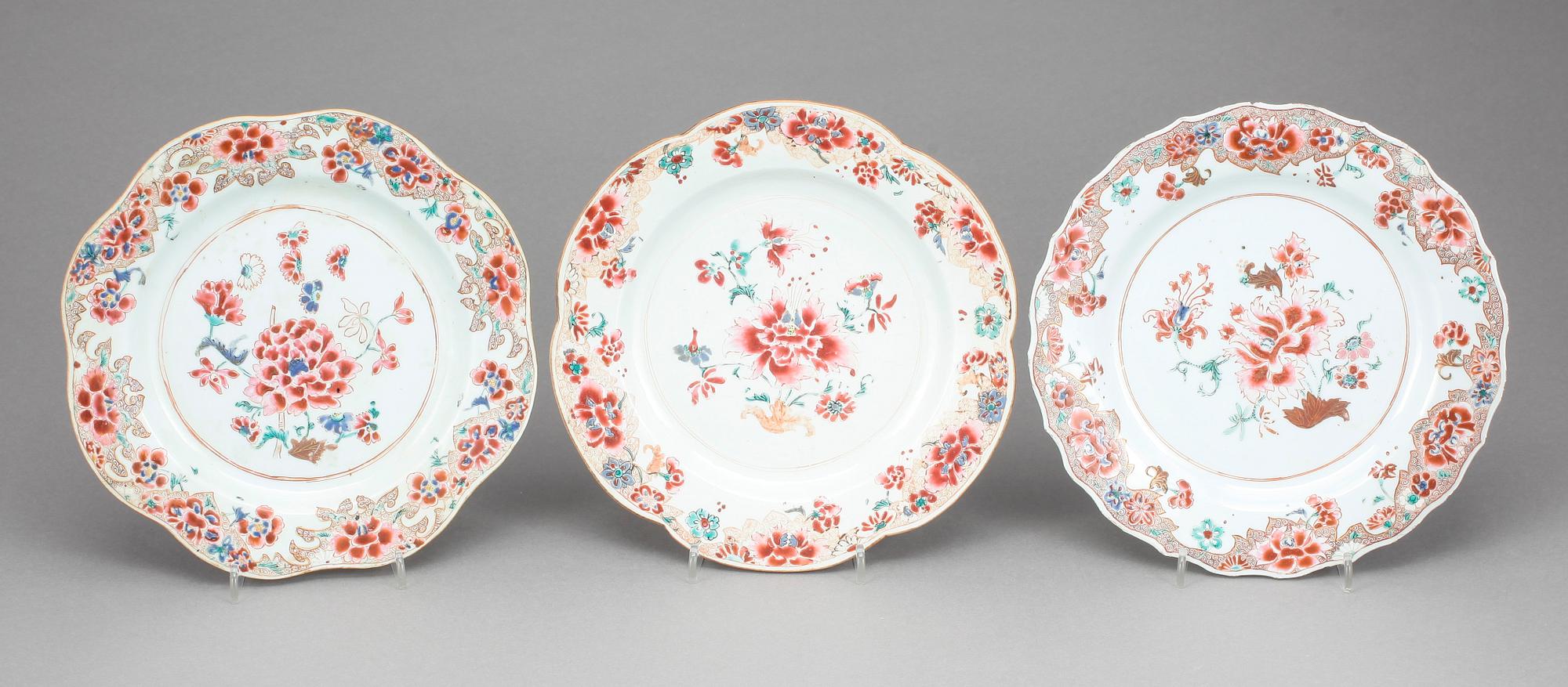 TALLRIKAR, 12 st snarlika, porslin, Qingdynastin Qianlong (1736-95).