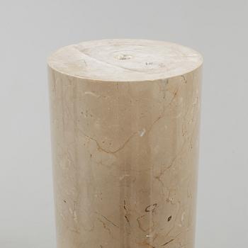 KOLONNER, ett par, marmor, 1900-talets andra hälft.