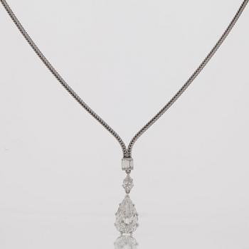 COLLIER med droppformade diamanter, totalt ca 2.57 ct enligt uppgift samt mindre baguetteslipade diamanter.