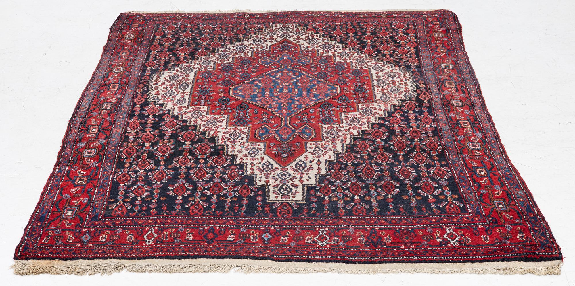 A Senneh rug, c. 200 x 150 cm.